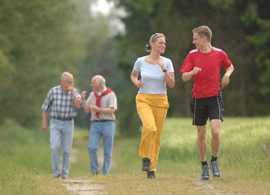Аеробна дейност е не само бягането, а и бързото ходене, което за повечето възрастни хора е по-лесната форма на спортуване. Ако по време на ходенето се задъхваме, но все още можем и да водим разговор, натоварването покрива дефиницията на кардиолозите за полезно умерено усилие. СНИМКА: ДАК