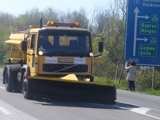 Протестиращите минаха в колона по пътя Димитровград - Стара Загора, но не блокираха магистрала "Тракия", за да не създават излишно напрежение.