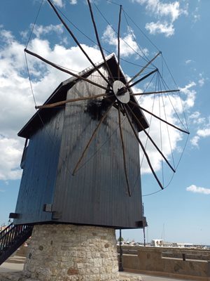 Вятърната мелница е емблематична за Несебър - намира се на моста между стария и новия град.