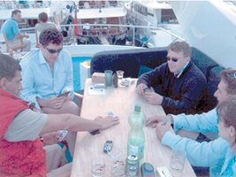 Скандална снимка на бившите министри от правителството на царя Милен Велчев и Мирослав Севлиевски на яхта в компанията на контрабандиста Иван Тодоров - Доктора (на заден план) бе публикувана през 2003 г.