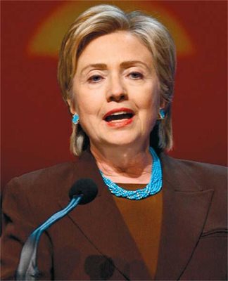 Хилари Клинтън е любителка на бижута с естествени камъни. Особено е пристрастена към тюркоазите и често носи комплекти от огърлици и обеци от този камък - свещен за американските индианци.