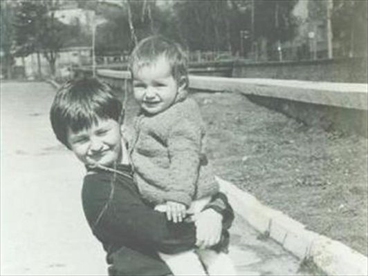 Април 1979 г. Кирчо гушка сестра си Марияна.