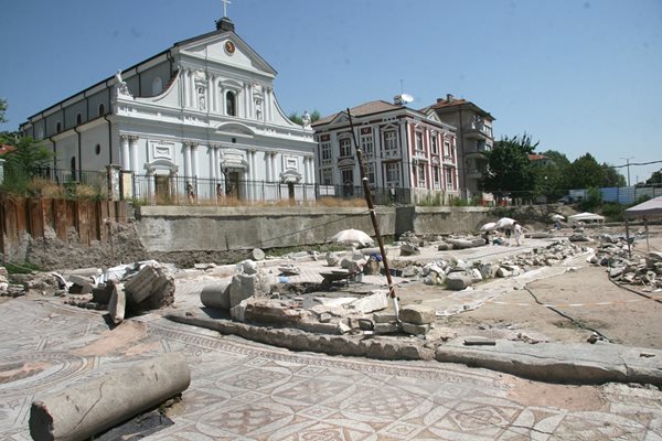 Голямата базилика в Пловдив трябва да бъде готова тази година. Върху мозайките ще се появи защитно покритие.