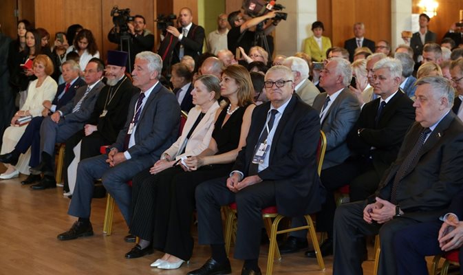 Шефовете на комисиите по икономика Петър Кънев и по вероизповедания Красимир Велчев бяха част от официалната делегация на президента в Русия.