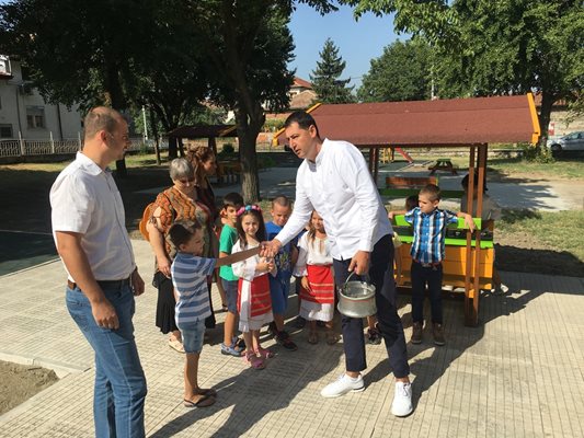 Кметът Иван Тотев поздрави децата, които му попяха и танцуваха.