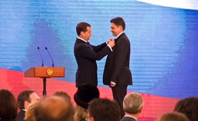Премиера на Русия Дмитрий Медведев връчва на Н. Малинов държавната награда на Руската федерация “Медаль Пушкина”.