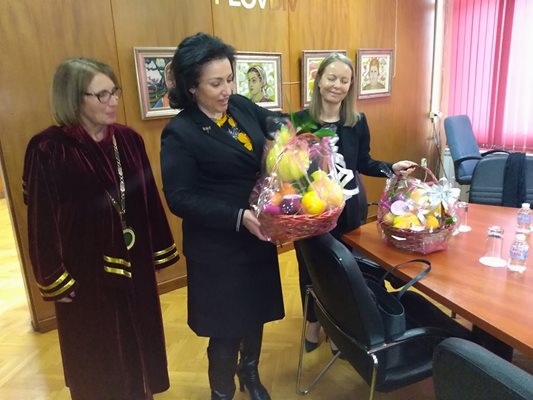 Ректорът проф. Христина Янчева обясни на министър Танева, че плодовете са отгледани от студентите.