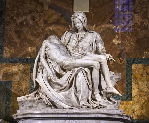 В статуята “Пиета” на Микеланджело също са използвани правилата за божествените пропорции.

