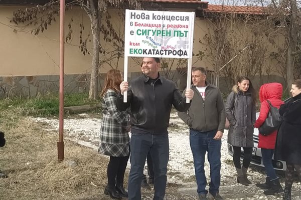 Протестиращите също чакат министър Станков.