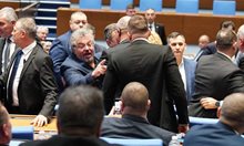 Панаир в парламента: депутат от "Възраждане" налетя на бой на Манол Пейков