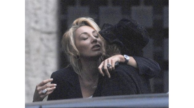 БЛИЗОСТ: Режисьорката прегръща гальовно актрисата Татяна Лолова.