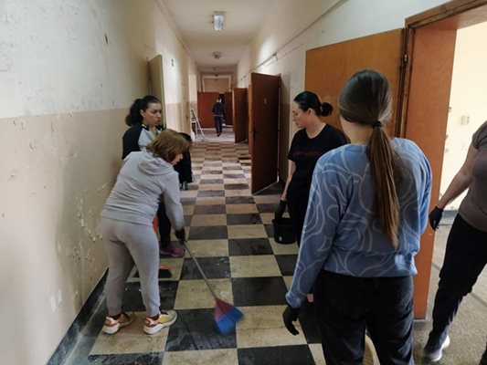 Украинки чистят изоставената Белодробна болница.
