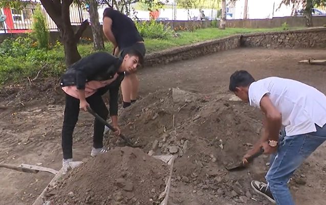 Ученици се включиха в разчистването на наводнената гимназия в Карлово.
Кадър: bTV