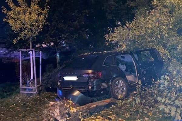 Автомобилът се е врязал в спирка
Снимка: Фейсбук Роман Микулец