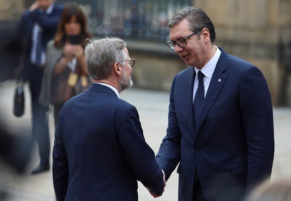 Премиерът на Чехия Фиала посрещна Вучич (вдясно) в Прага днес. Снимка РОЙТЕРС