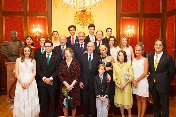 Симеон II и царица Маргарита с повечето от децата и внуците си, които се събраха в София за 80-ата годишнина на царя през 2017 г. На снимката е и княгиня Мария Луиза.
СНИМКА: ПЛАМЕН ТРИФОНОВ