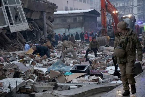 Турция се възстановява след бруталното земетресение и хиляди отнети животи