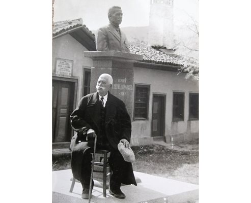 Оригиналната снимка на благодетеля с изградения бюст в двора на църквата в Копривщица