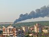 7 екипа пожарникари се борят с пожара в склад за фураж в Ловеч (Видео)