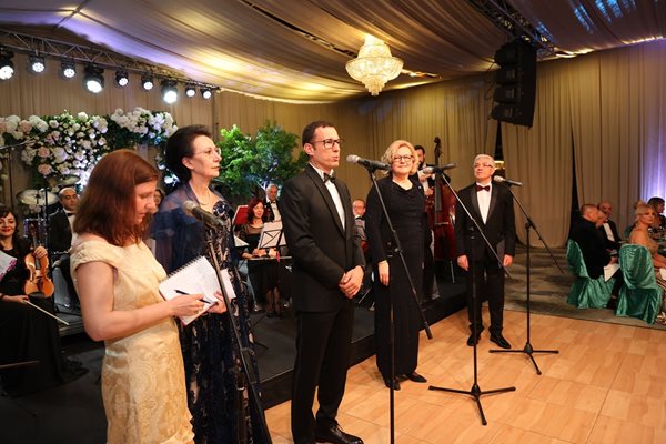 Кметът на София поздравява гостите на бала, до него вдясно е организаторката Мария Нейкова.