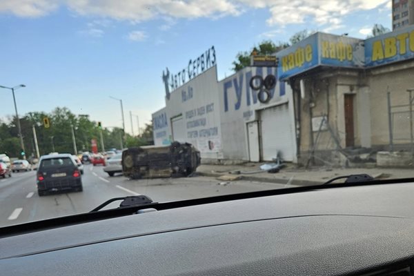 Преобърналия се автомобил Снимка: фейсбук/ Катастрофи в София