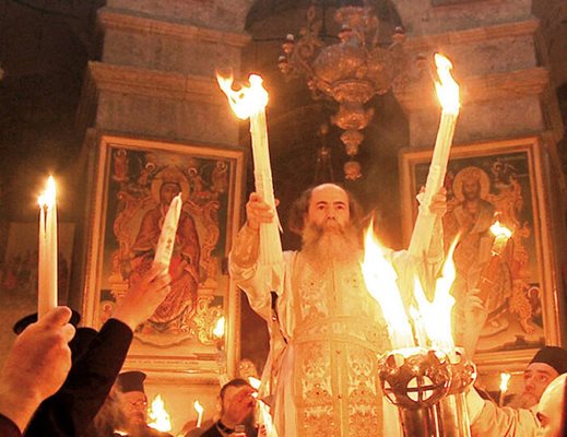 Патриарх Теофил III с Благодатния огън на Божи гроб