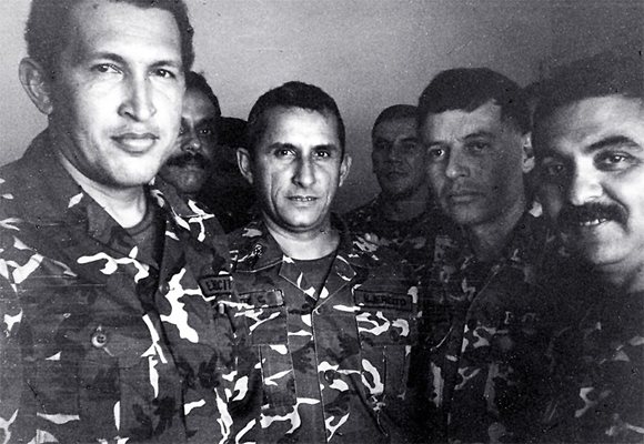 Уго Чавес (крайният вляво)ь малко след арестуването му заради неуспешния опит за преврат през 1992 г.