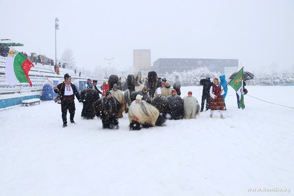 300 бабугери от Банско разтресоха Симитли на кукерския фестивал. СНИМКИ: Община Банско