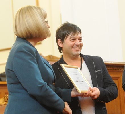 Цецка Цачева връчва сертификат на д-р Янислав Йорданов, специализант в реанимацията на ВМА.