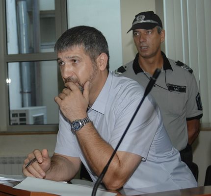 Адвокат Георги Кутрянски убеди Енев да се предаде.