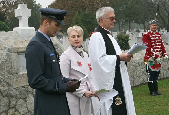 Посланик Ема Хопкинск /в средата/ участва във възпоменателна церемония на Британските гробища в Пловдив.