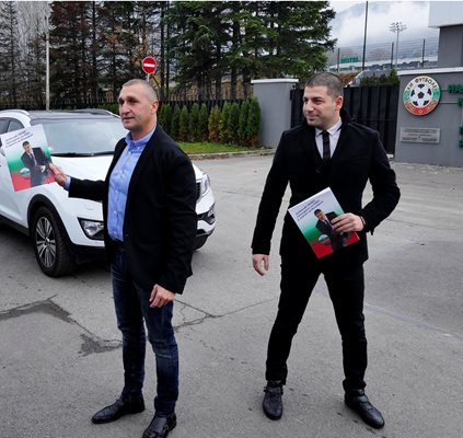 Представители на "Черногорец" (Ноевци) пред централата на БФС в Бояна с документите за кандидатурата на Любо Пенев за президент.