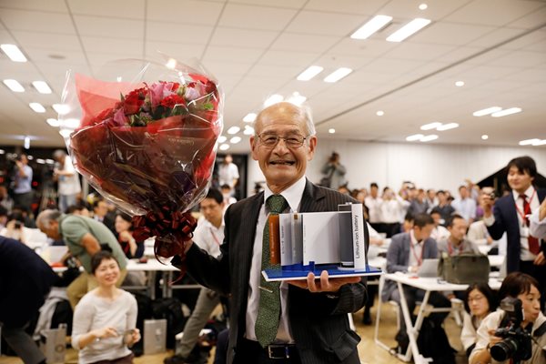 Йошино Акира държи модел на литиево-йонна батерия Снимки: Ройтерс