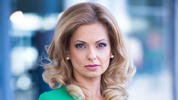 Нова тв изпрати Аделина Радева с огромен букет от рози