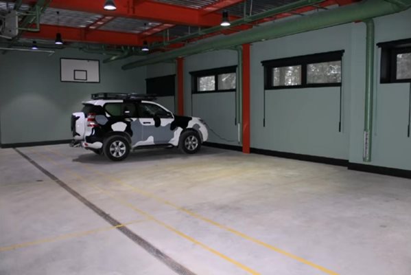За паркинг или баскетбол служат просторните помещения на първия етаж