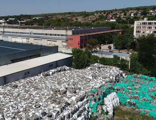 Депонираните отпадъци от фирма "Монбат" в Плевен.