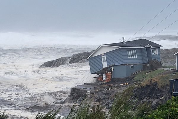 Жителите на австралийския остров Норфък и населението на Нова Зеландия се готвят за проливни дъждове и бури през почивните дни.