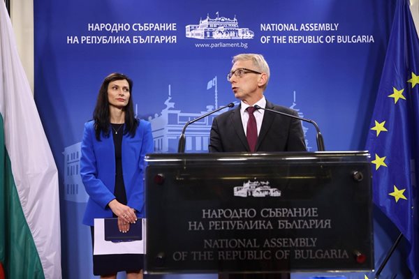 Мария Габриел и Николай Денков застанаха заедно пред медиите, за да обявят, че ще се ротират като премиери начело на правителство с втория мандат.
СНИМКИ: НИКОЛАЙ ЛИТОВ