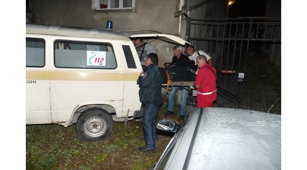 В неделя вечерта от дома на ул. “Червена стена” 35 в Шумен полицаите изкараха чувалите с останките на Галя.