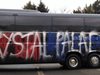 Пълни идиоти! Фенове на "Кристъл Палас"
нашариха автобуса на собствения си тим
