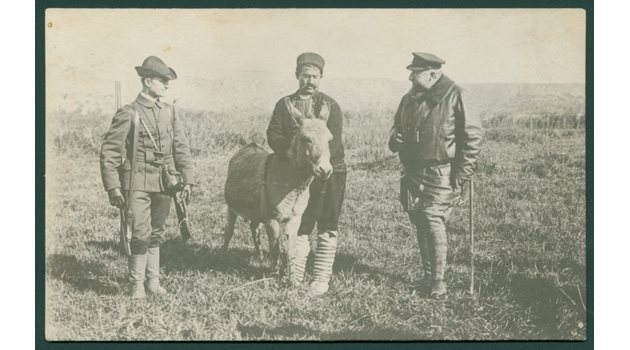 Княз Фердинанд (вляво) от млад обичал да съчетава лова с научните си занимания.