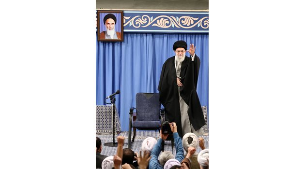 Аятолах Хаменей поиска американските войски да се махнат от региона.