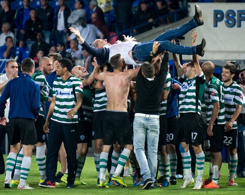 Играчите на "Черно море" подхвърлят треньора си от радост след спечелването на Купата