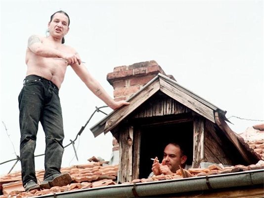 Божидар Методиев-Лудия на покрива на Софийския затвор по време на един от бунтовете там.