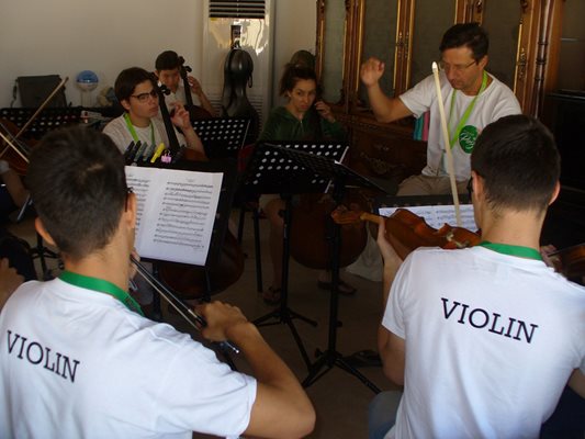 Учениците репетират под вещото ръководство на диригента Максим Ешкенази.
Снимка: Ваньо Стоилов