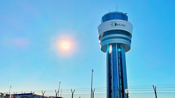 Кулата на предприятието "Ръководство на въздушното движение", от която се водят самолетите, които кацат и излитат от и на летище София.