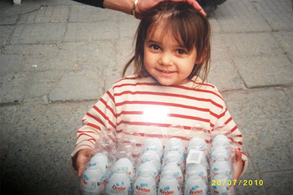 Малката Виктория в София през май 2002 г., година преди да бъде осиновена.