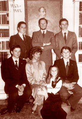 Вдясно е снимка на царя и царицата с петте им деца в емигрантските години на Симеон II в Мадрид.