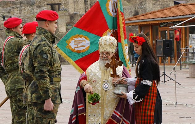 Великотърновският владика освети знамето на НВУ и благослови представителната рота пред Царевец