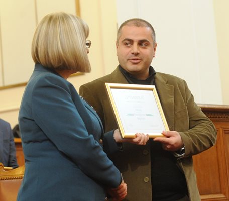 Цецка Цачева поздравява специализанта от реанимацията на ВМА д-р Евангелос Вавудакис.